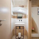 Guesthost - Comfortable In Center Apartament