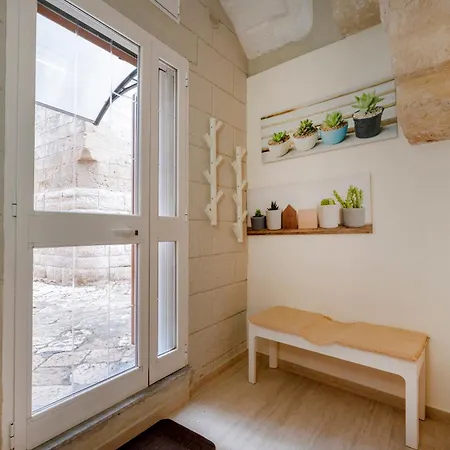 Guesthost - Comfortable In Center Monopoli