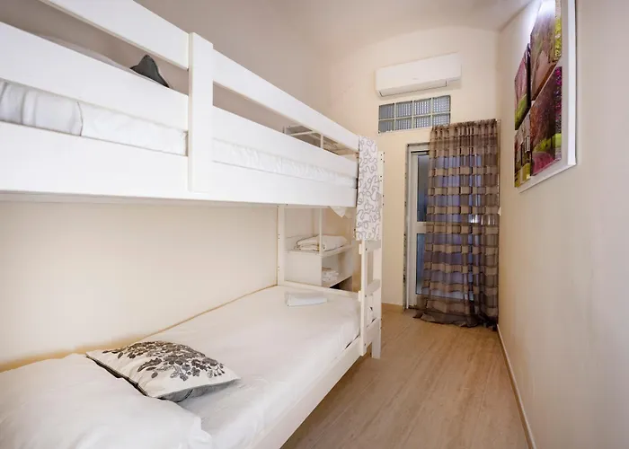 Daire Guesthost - Comfortable In Center *